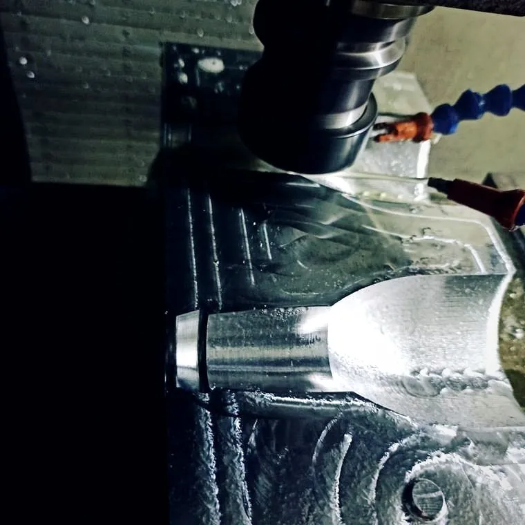 Fresamento de cavidade de molde em centro de usinagem CNC com refrigeração