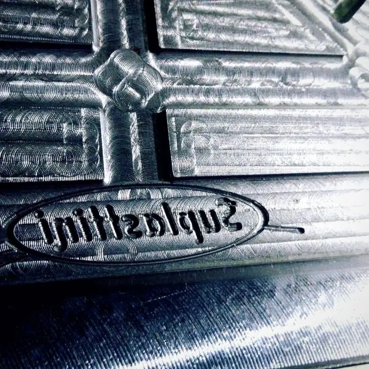 Detalhe de gravação de logotipo do cliente usinada na cavidade do molde
