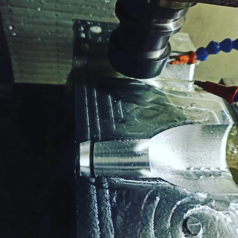 Fresamento de cavidade de molde em centro de usinagem CNC com refrigeração